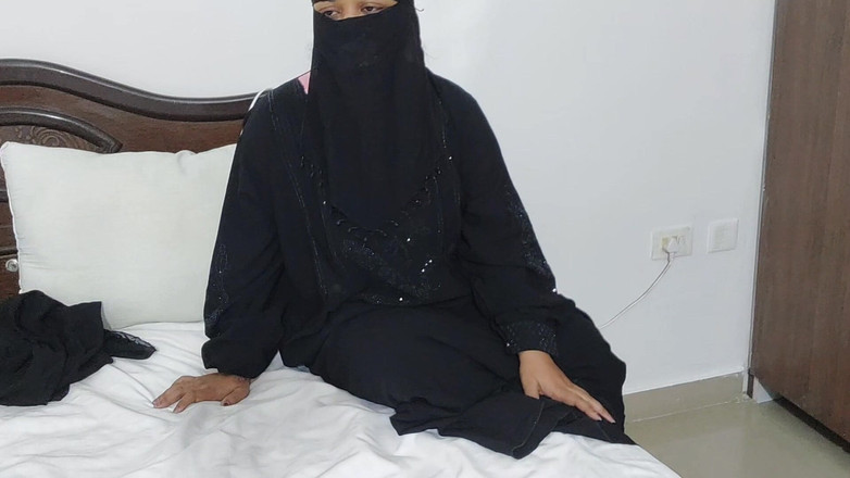 Desi Pari Bhabhi: 布尔卡穆斯林妇女错误地与她的继兄弟性交 Jn 酒店房间