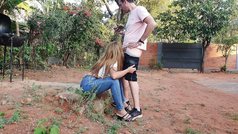 Latinascachondas: Latina Big Ass Sucking at Park