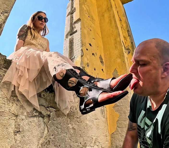 Mistressyammyboots: Hamba Dibawah Sandal Saya