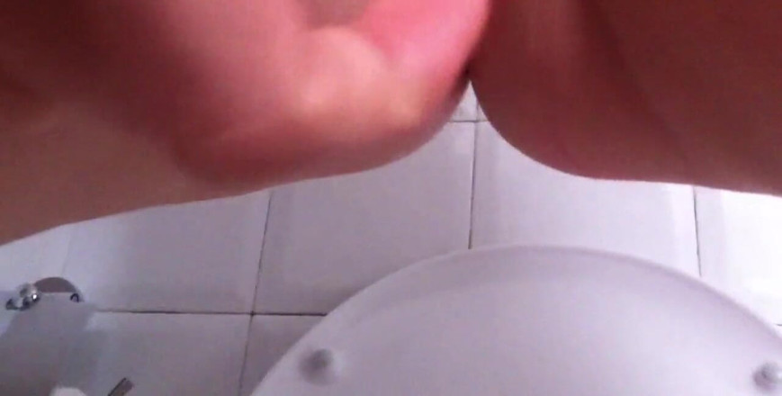 savannahamatoriale: Pee!! Wanna See My Wet Pussy?