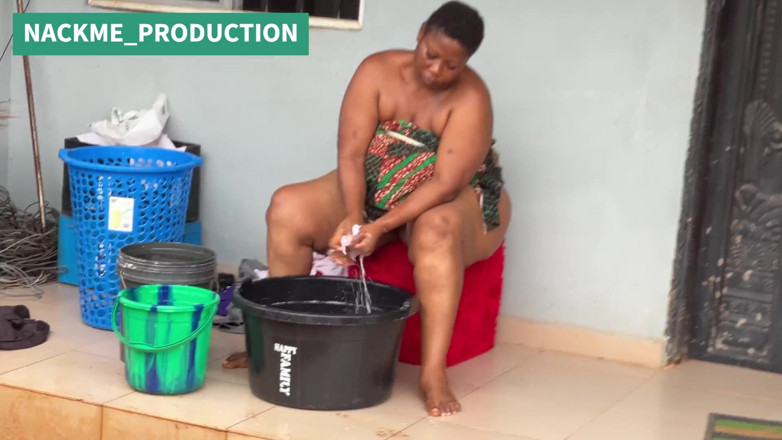 NACKME_PRODUCTION: Africká máma multitasks v neděli ráno