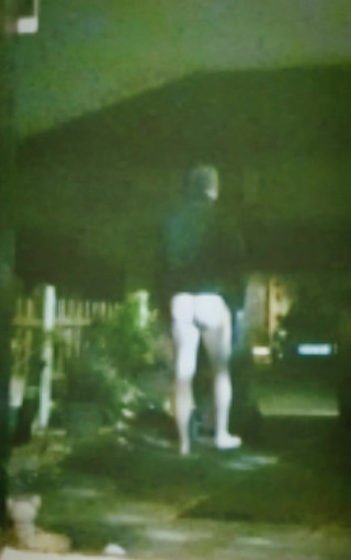 MaleModel: Götünü dışarıda gösteriyor (ön bahçe)