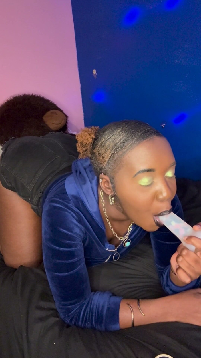 ALLIYAH ALECIA: Alliyah Alecia Dildo Yarağını Emiyor
