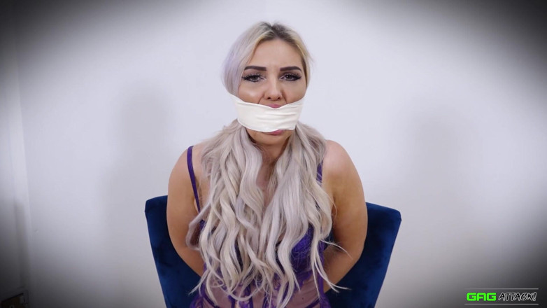 Gag Attack: Roxee - Microfoam tejp munkavlad
