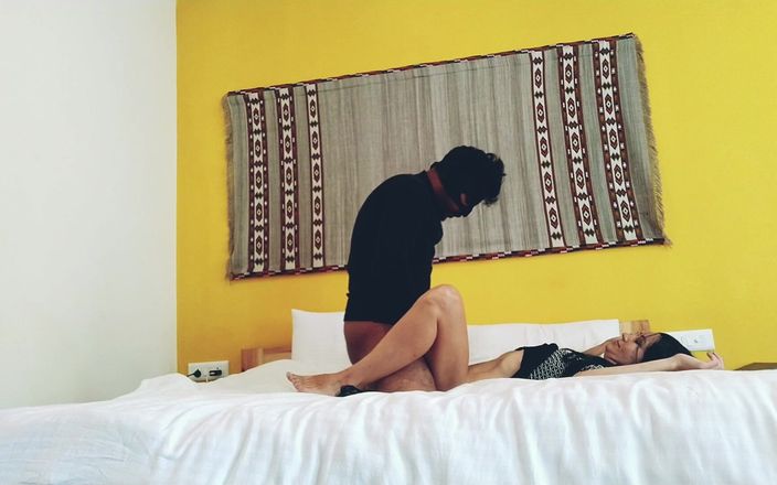 Bolly Karma: Pelacur semok ini dientot habis-habisan sama kontol raksasa pria kulit...