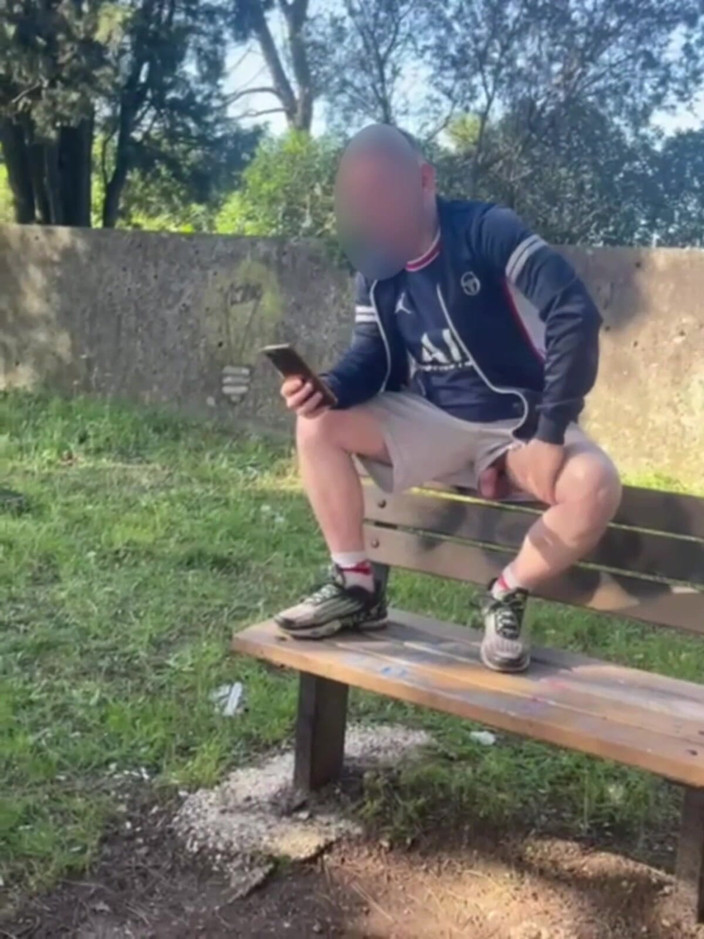 AmateurMates: 素人の少年 賭けに負けて公園で自分のチンコをさらけ出して触らなければならなかった