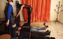 Lady Mesmeratrix Official: Femdom latexová kočka miluje chodit po těle otroků