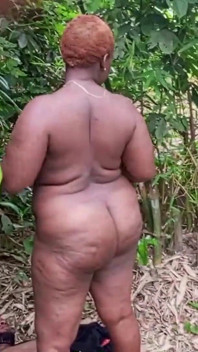 Ibu montel besar Patricia 9ja menunggang dan pepek dikongkek oleh rangkaian bros besar dalam jelajah belukar di tempat di Afrika