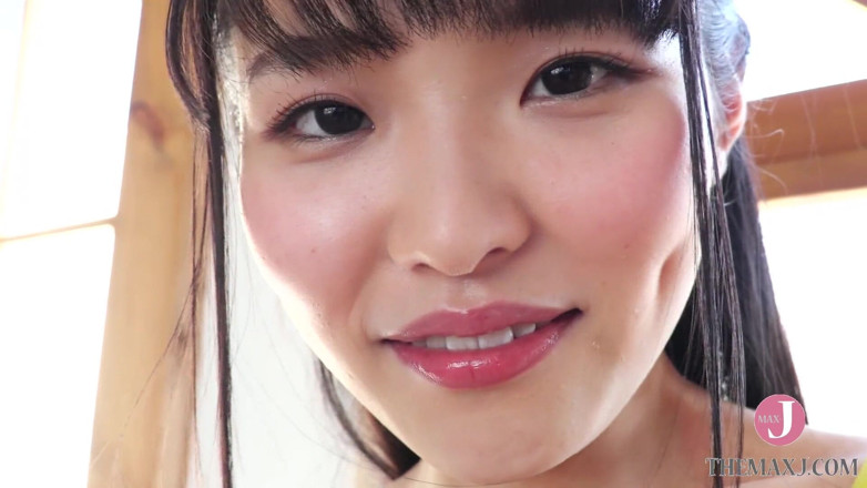 Tokyo Bikini College: Gadis Asia pemalu dengan baju renang kuning berpose di depan...