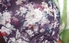 Mijn vrouw ziet er sexy uit in haar pyjama, ik ga naar haar voordat ik welterusten zeg