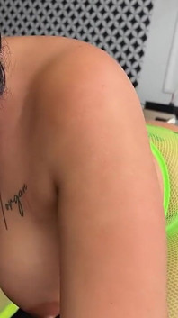 Tante seksi dengan toket besar ini dientot habis-habisan sama kontol besar pria kulit hitam sampai lubangnya menganga lebar!