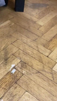 Chlupatá dívka kouří a pak chčije