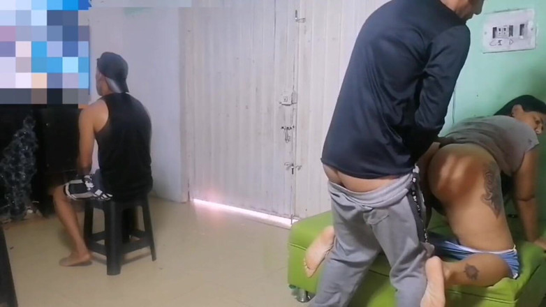 Adribella69: Mein cuckold-freund spielt ein videospiel, während sein freund mich fickt...