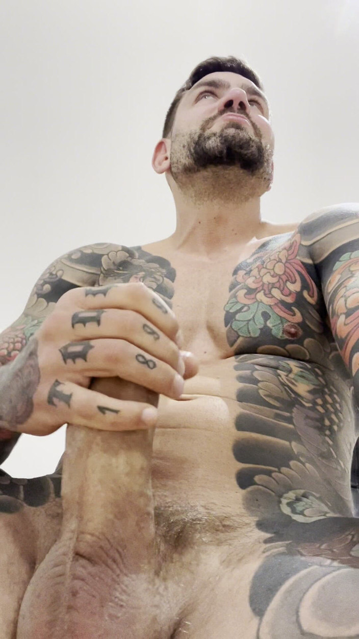 Juan Lucho Gay: Мульча в офісі мускулистого хлопця