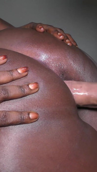 Pantat sempit cewek kulit hitam ini dientot habis-habisan sama kontol besar pria kulit hitam sampai dicrot di dalam