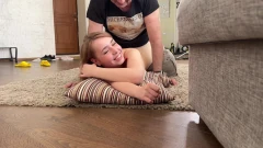 वयस्क पति व्यापार यात्रा से वापस आया और अपनी दुल्हन को गांड में चोदा