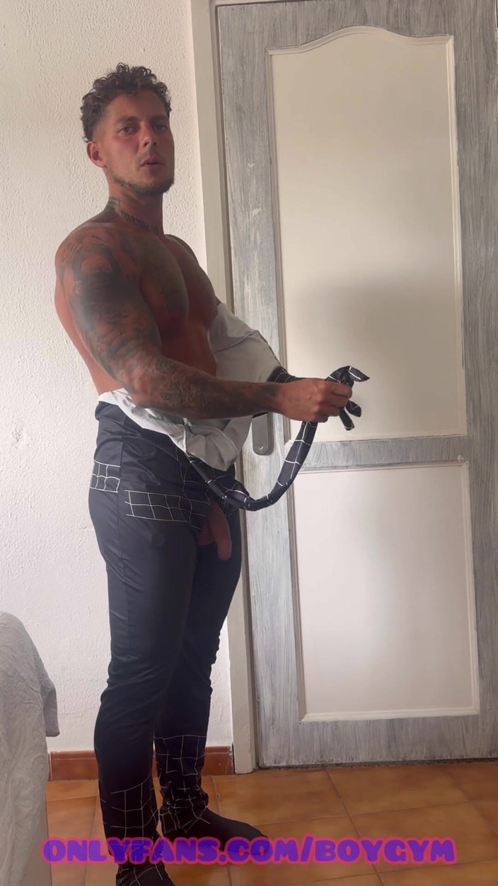 BoyGym: शरारती स्पाइडरमैन ने आपकी खुशी के लिए शरारती लंड लिया