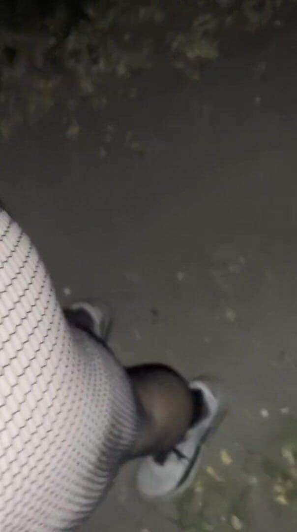 Apomit: パンストで歩く夜は、道路の十代の男の子がズボンを点滅させない