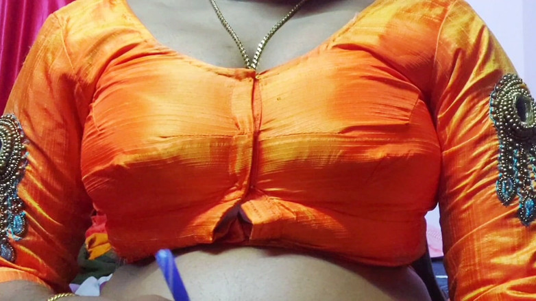 Desi Mohini: Desi naciskając