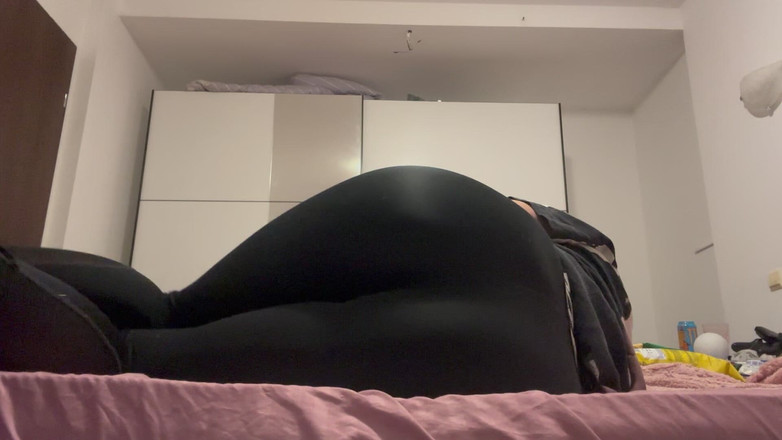 NipsAndStrips: Pets puants gonflés dans un legging noir moulant