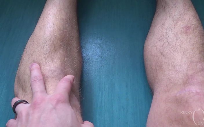 FTM Kinky cuntboy: Волосатые ноги мастурбации, мужские ступни и киска FTM