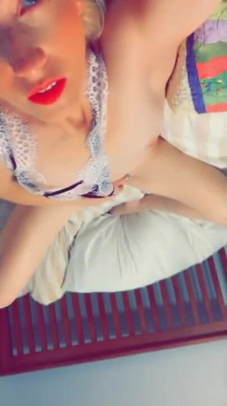 Chelly181818: Fată dulce de alături cu striptease obraznic