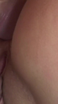 Lo spogliarello seducente e usando giocattoli del sesso anale finisce con la mora che prende il suo enorme cazzo