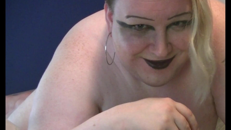 Roxxie rae page: Goth babe aangesloten en vibed