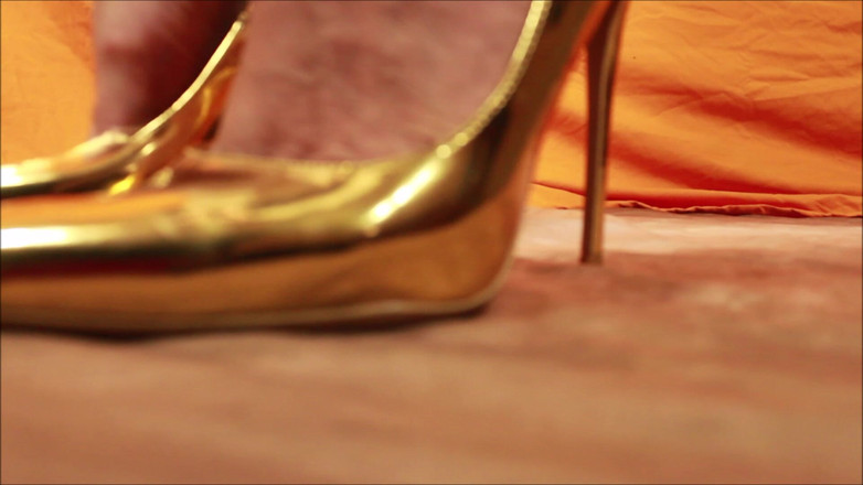 Haydee Rodriguez: Giantess Shows off Gold High Heels