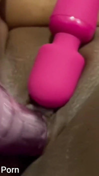Spalancando la mia figa stimolante il mio clitoride con la bacchetta intenso cazzo dildo orgasmi