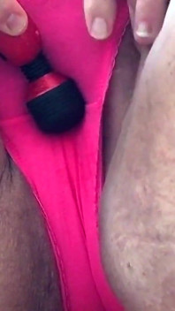 Gordinha estimulando meu clitóris com vibrador fodendo minha buceta