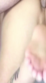 Transsexuala excitată are parte de primul ei futai anal într-un apartament dingy