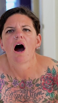 Carrie Capri wordt op zijn hondjes geneukt door een neukmachine en komt hard klaar!