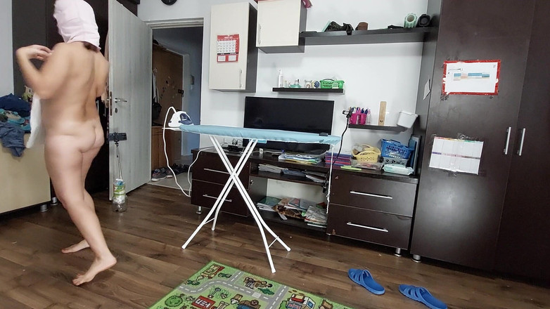Amateur_MS: Sexy Manželka Dělá Domácí Práce V Domě Nahá.