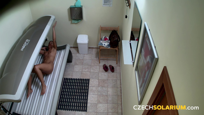 Czech Solarium: Czech Solarium 92: สาวสีผมบรูเน็ตสนุกกับเซสชั่นอาบแดดของเธอ แอบโชว์หีเธอ