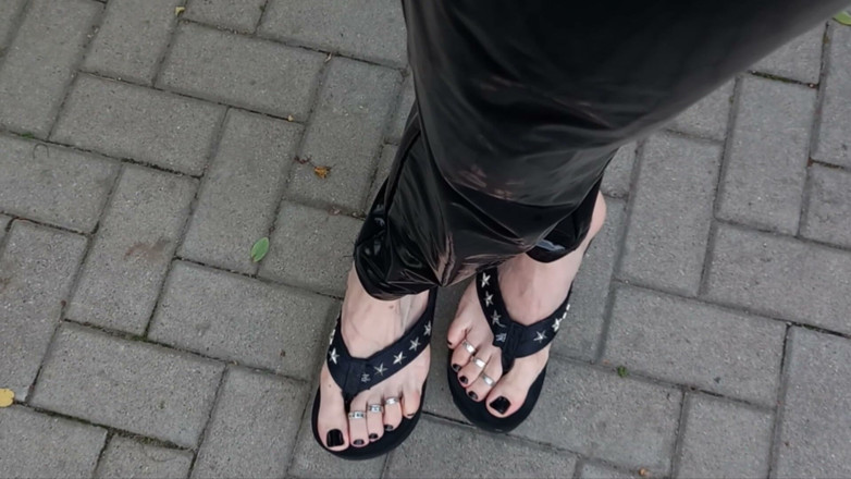 Heelex: Crossdressing în jambiere din latex și tanga platformă