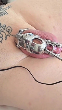 El primer esposo esclavo de la sonda uretral y electroestimulación con la emperatriz Bella Sadica