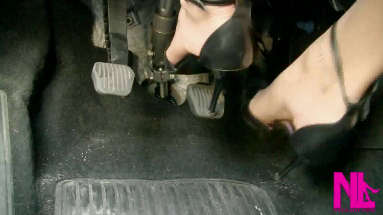 Nyllady: Sinnliches pedalpumpen in schwarzen pattent high Heels auf barfuß