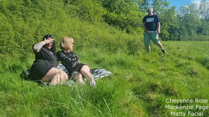 MattyFacial: Lesbiskt par filmar sig själva i naturen