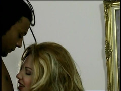 First Black Sexperience: Stallone nero con paura scopa entrambi i buchi di ragazza...