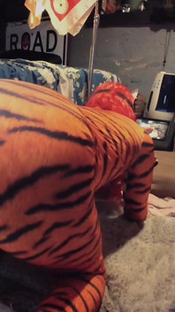 Awek punggung Tiffany Ciskiss Cosplay Tigra Pt 2 Lelaki Pondan Mengongkek Mainan Besar