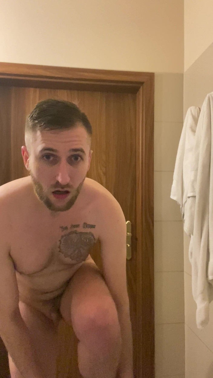 Barti Rede: Junge spielt in der dusche