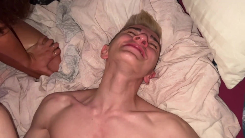 Oliver Strelly: Tres chicos bisexuales se follaron a su novia en una...