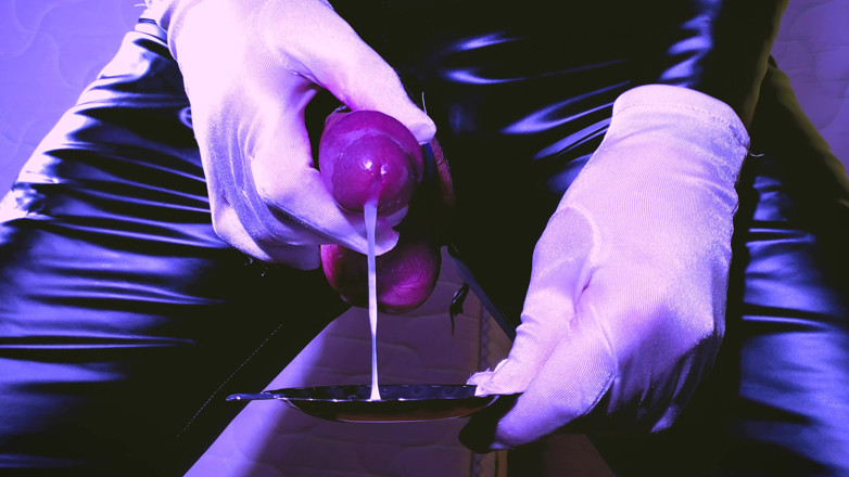 AmberVanilla: La schiava cagna in lattice succhia un dildo mentre si...