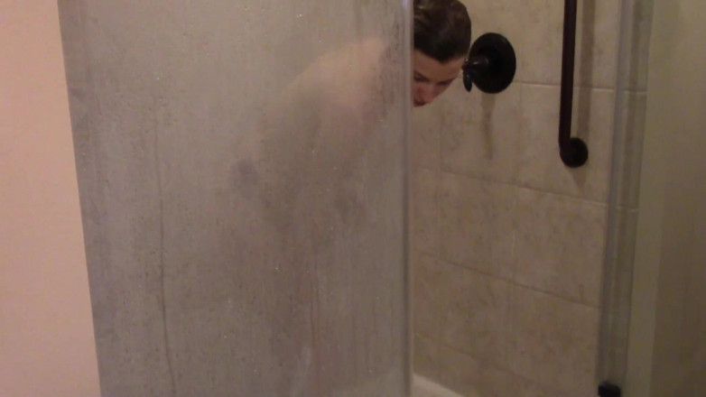 Real Amateur Sluts: Tiener mager sletmeisje hete douche