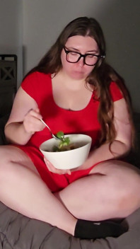 Asmr Salad Mukbang: Awek montel Crunching dan Gulping