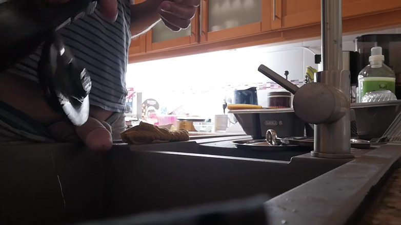 Rafael Torreano: Mear a la mañana en el fregadero de la cocina