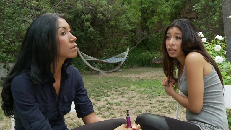 Out Of The Family: 継母が義理の娘にコックの吸い方を教える - Nicole Ferrera &amp; Cindy Lips