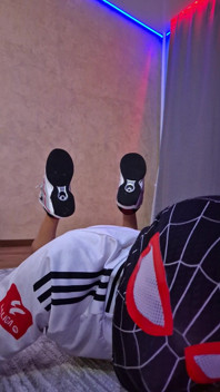 Tânărul Spider-man ejaculează peste tot Osiris Sneakers