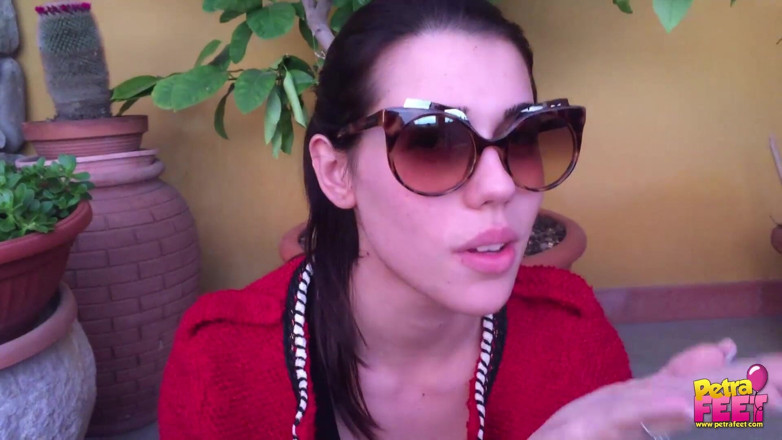 Smokin Fetish: Schattige brunette babe rookt haar sigaar buitenshuis